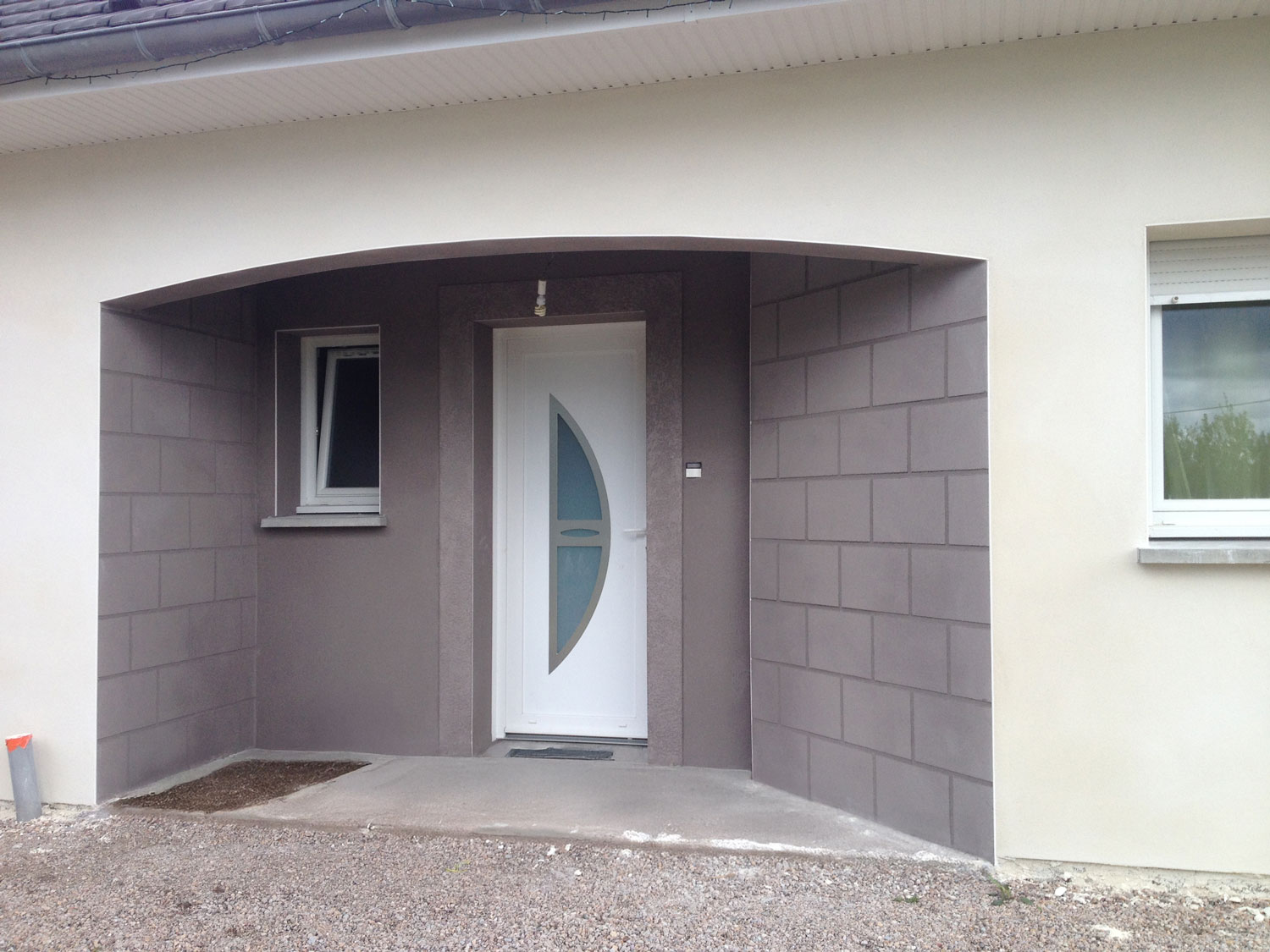 Rénovation de façade à Nancy – Enduit décoratif et finitions soignées autour d’une entrée